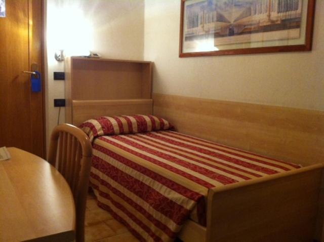 Hotel Fraderiana Torri Del Benaco Habitación foto